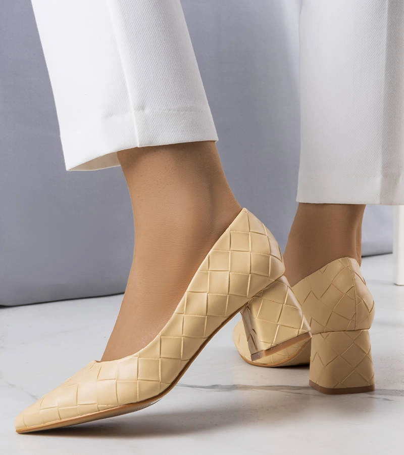 Beżowe czółenka na słupku