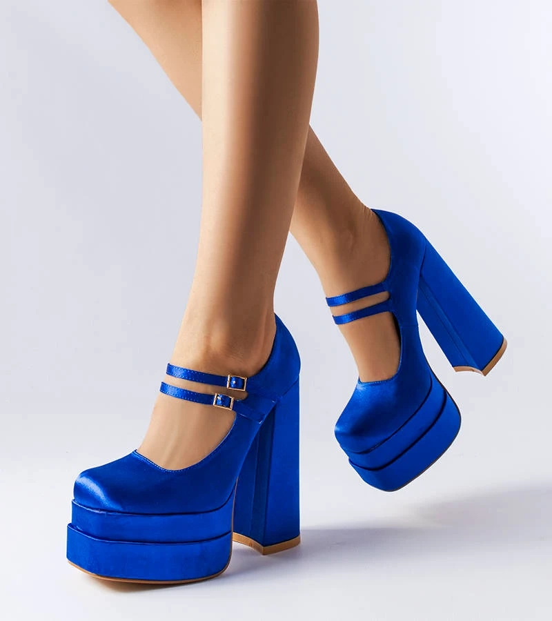 Niebieskie czółenka na wysokim słupku