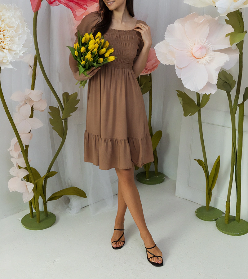 Brązowa sukienka mini z marszczeniem