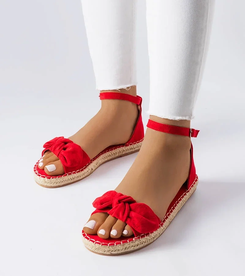 Czerwone espadryle płaskie zdobione kokardką