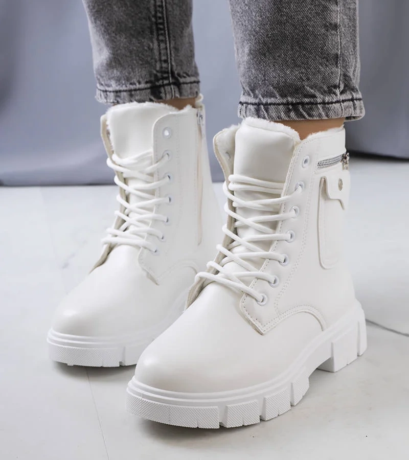 Białe ocieplane traperki