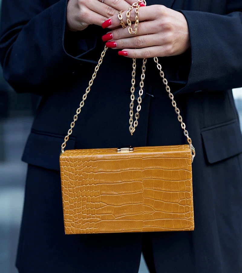 Żółta torebka typu ,,kuferek'' na łańcuszku