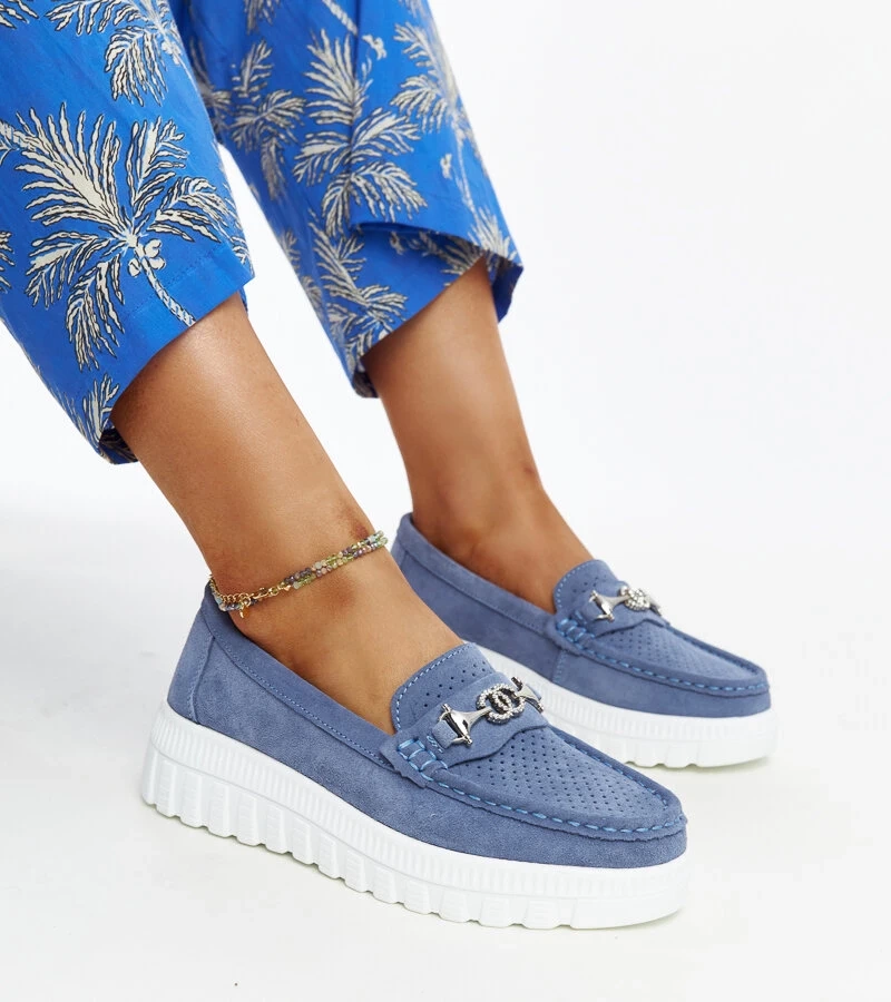 Niebieskie skórzane półbuty z ozdobną klamerką