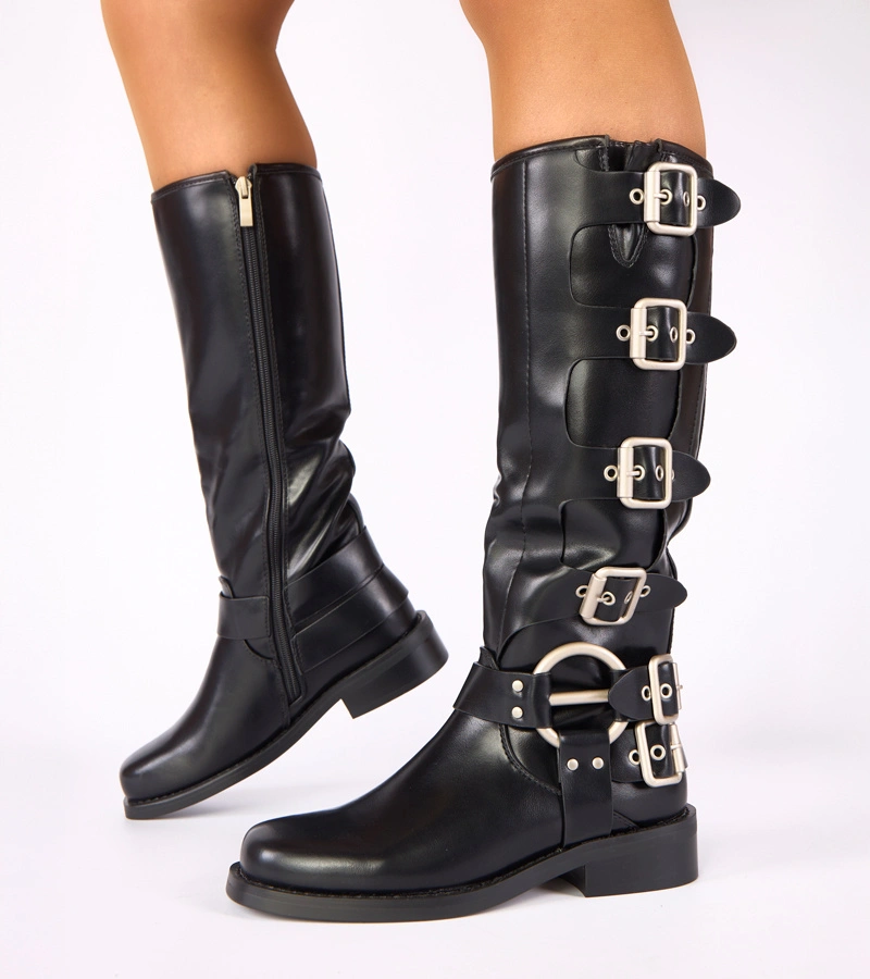 Hers Czarne kozaki na płaskim obcasie zdobione klamrami