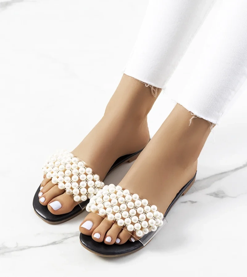 Eleganckie klapki z perełkami