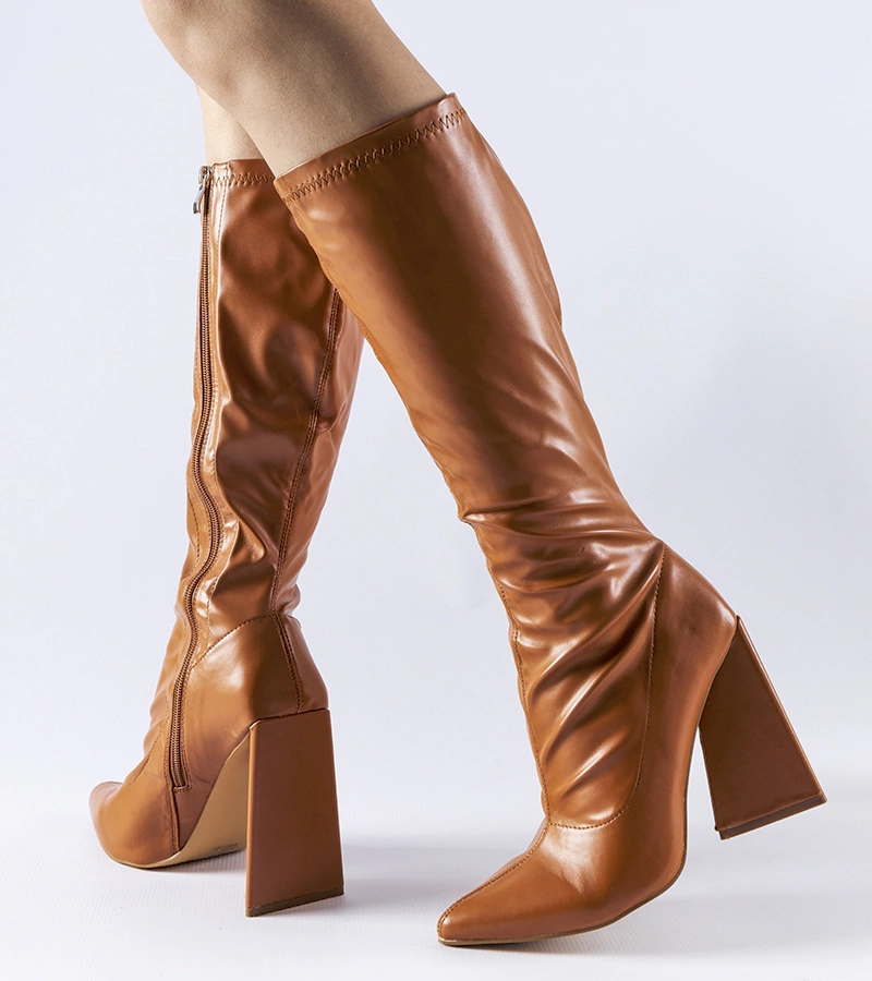 Brązowe kozaki na słupku