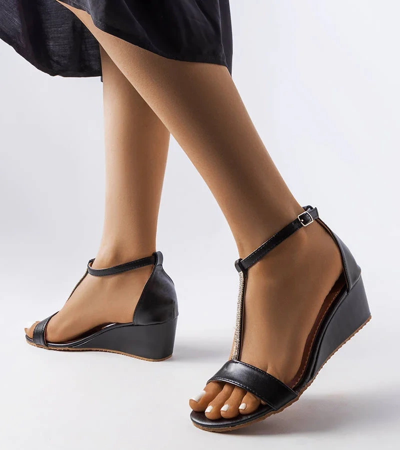 Czarne sandały na koturnie z cyrkoniami