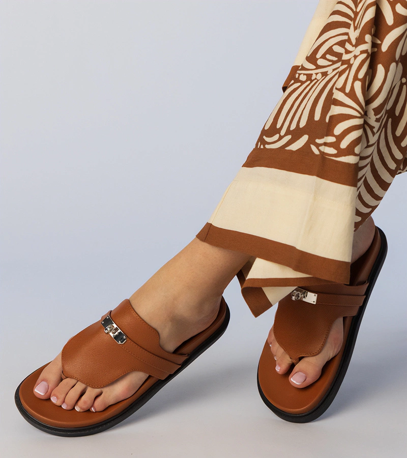 Hers Brązowe klapki japonki eleganckie
