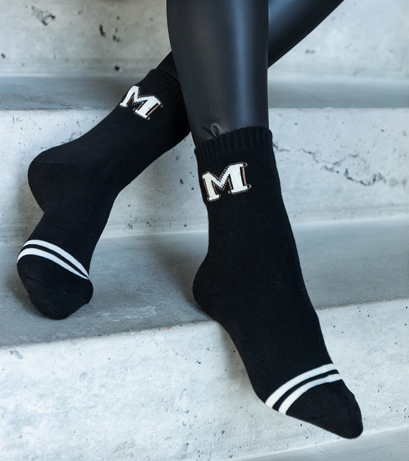 Czarne ciepłe skarpetki z literką