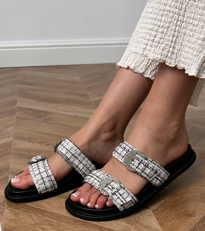 Hers Białe klapki z paskami i cyrkoniami na klamrach