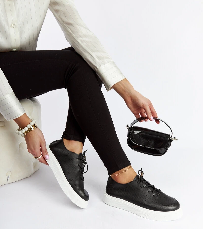 Czarne perforowane tenisówki