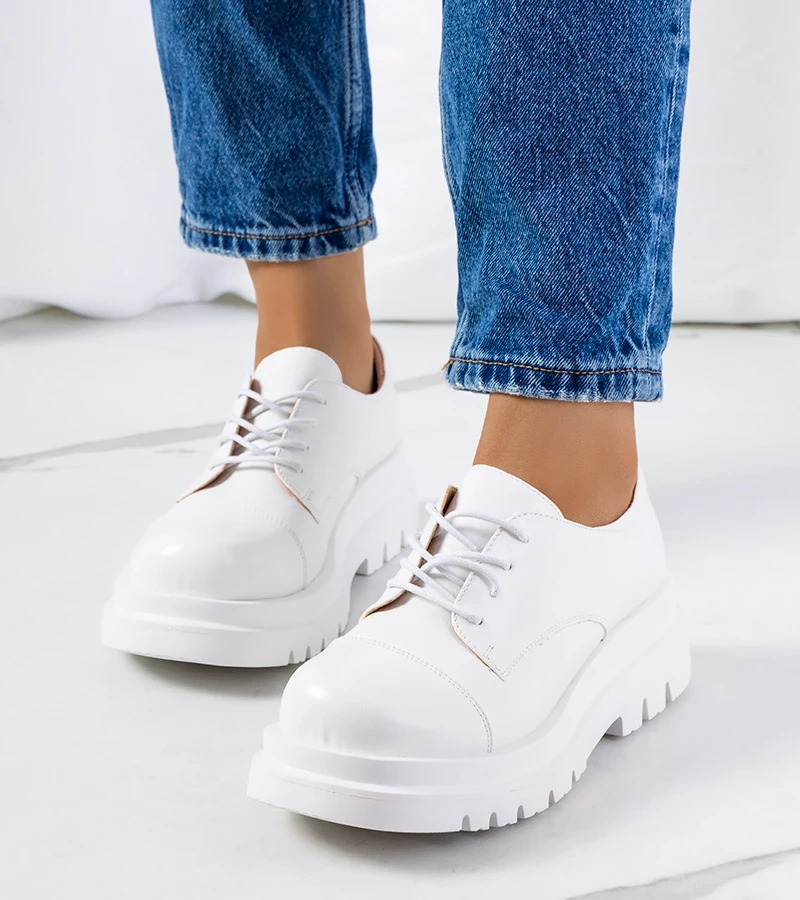 Białe półbuty na masywnej podeszwie