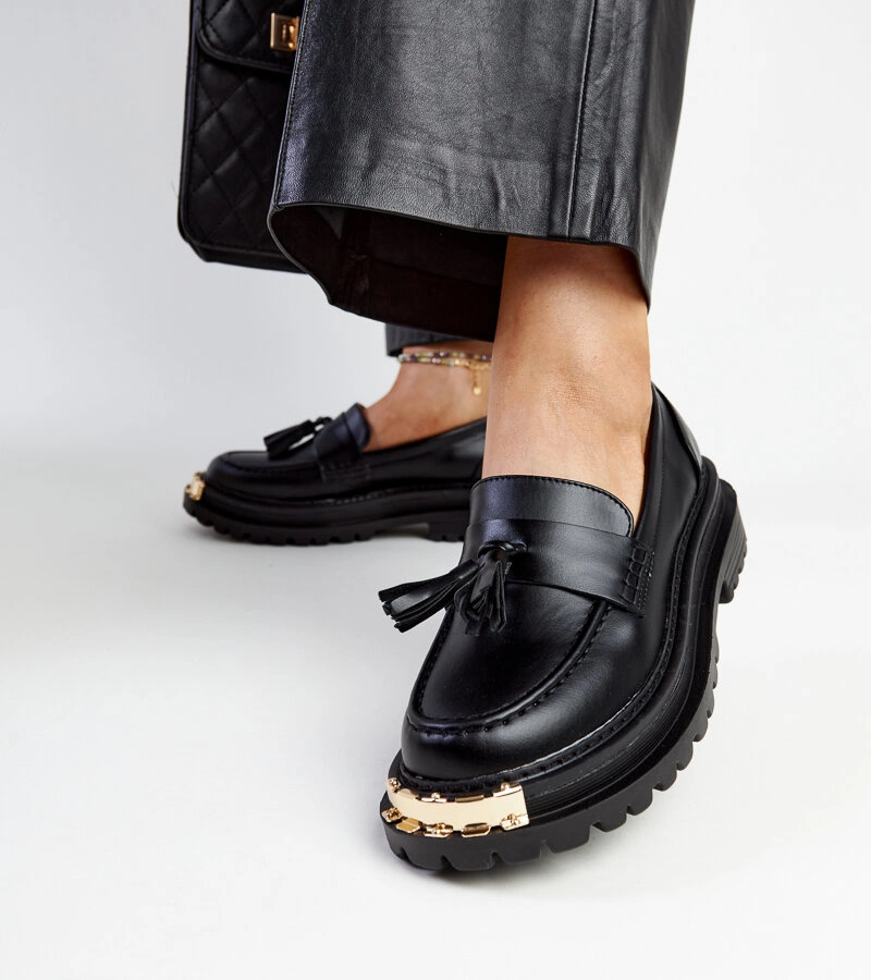 Czarne masywne mokasyny ze złotymi wstawkami