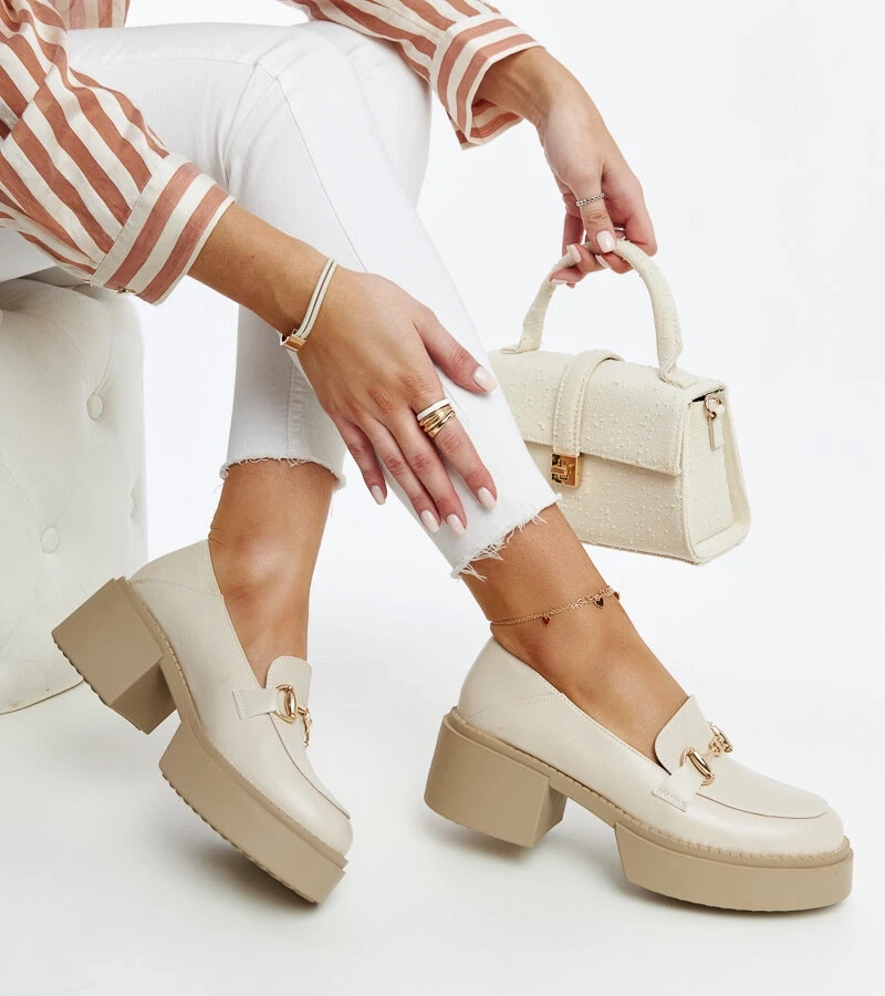 Beżowe półbuty na obcasie eko-skórzane VINCEZA