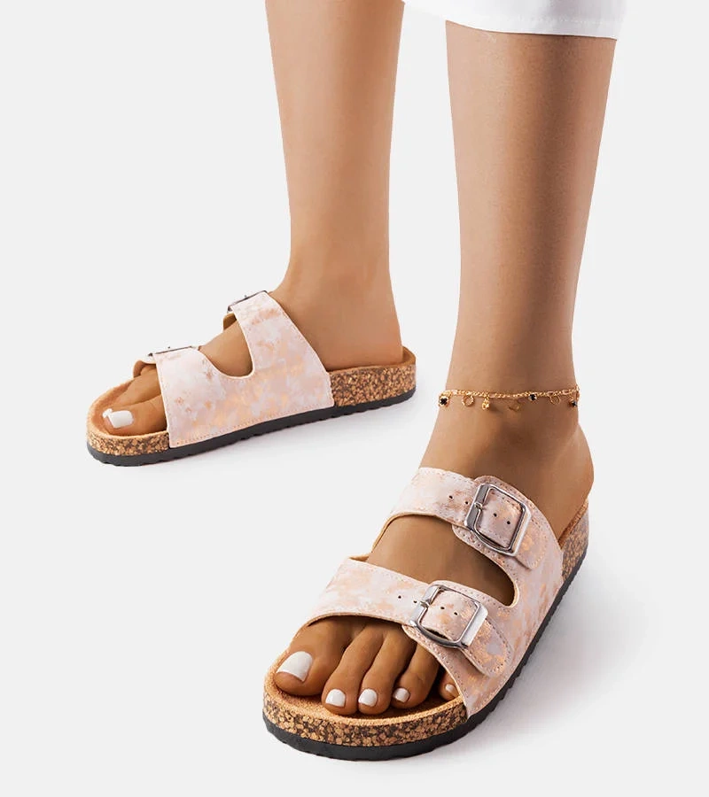 Różowe klapki zdobione klamerkami