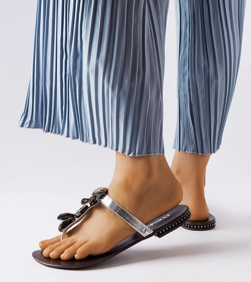 Srebrne klapki typu japonki z cyrkoniami