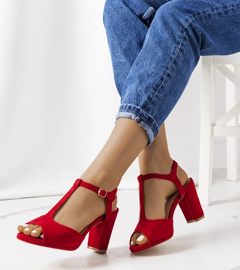 Czerwone czółenka na obcasie