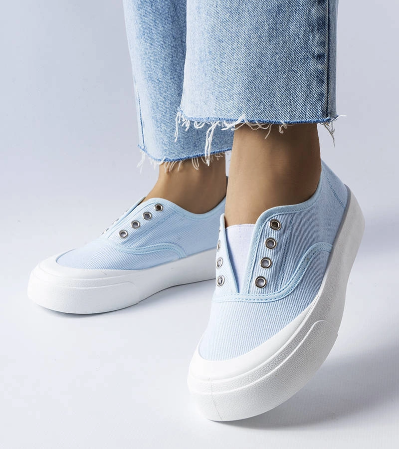 Niebieskie wsuwane trampki na wysokiej podeszwie