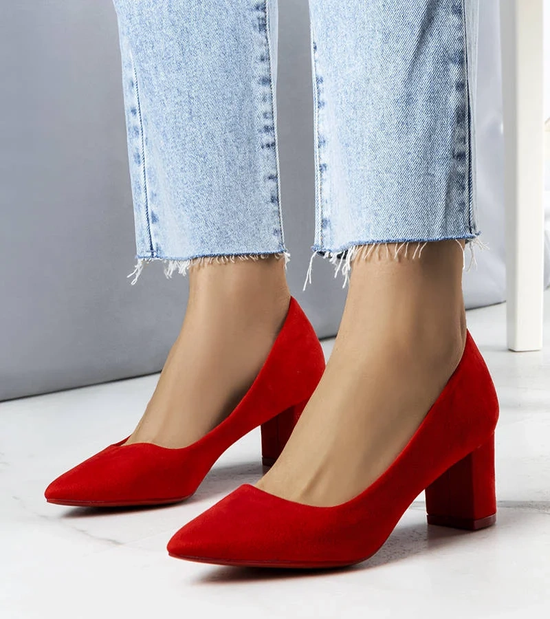 Czerwone czółenka na słupku