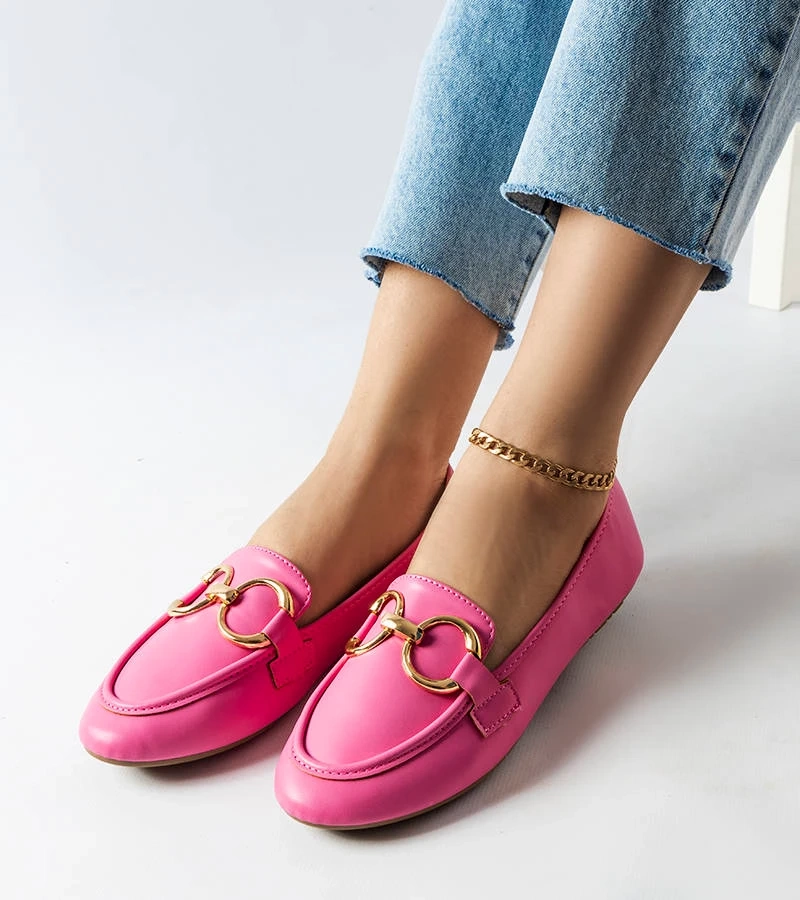 Różowe mokasyny z ozdobną klamrą