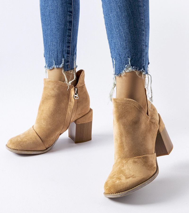 Hers Beżowe botki z wycięciami