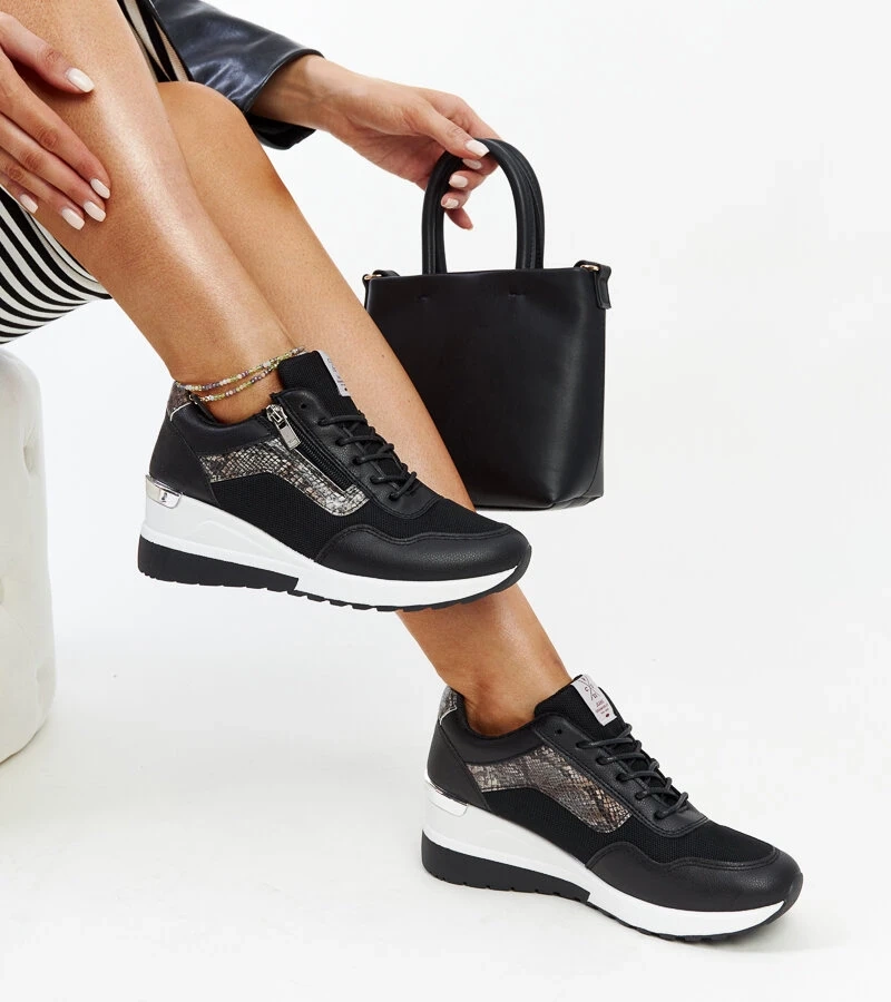 Czarne sneakersy damskie  na koturnie CROSS JEANS