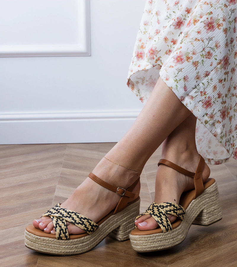 Hers Czarne sandały plecione na słupku