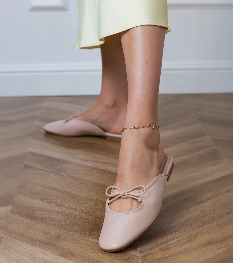 Hers Beżowe klapki zabudowane na płaskiej podeszwie