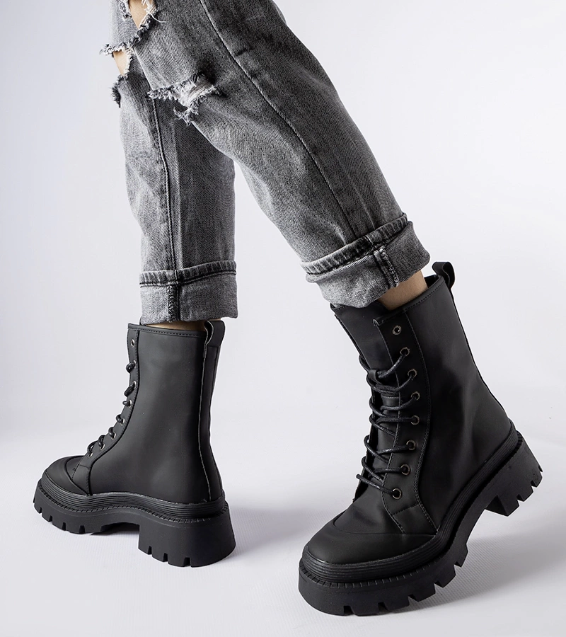 Czarne traperki o matowym wykończeniu