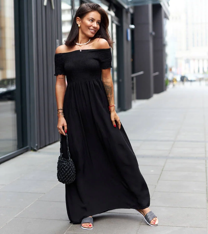 Czarna sukienka maxi z marszczeniem