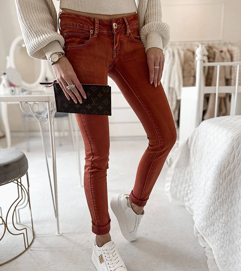 Czerwone materiałowe spodnie z ozdobnymi guzikiem