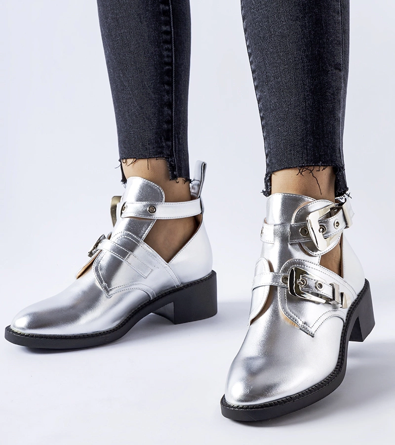 Jasne metaliczne mocno wycięte botki