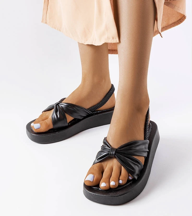 Czarne klapki na platformie