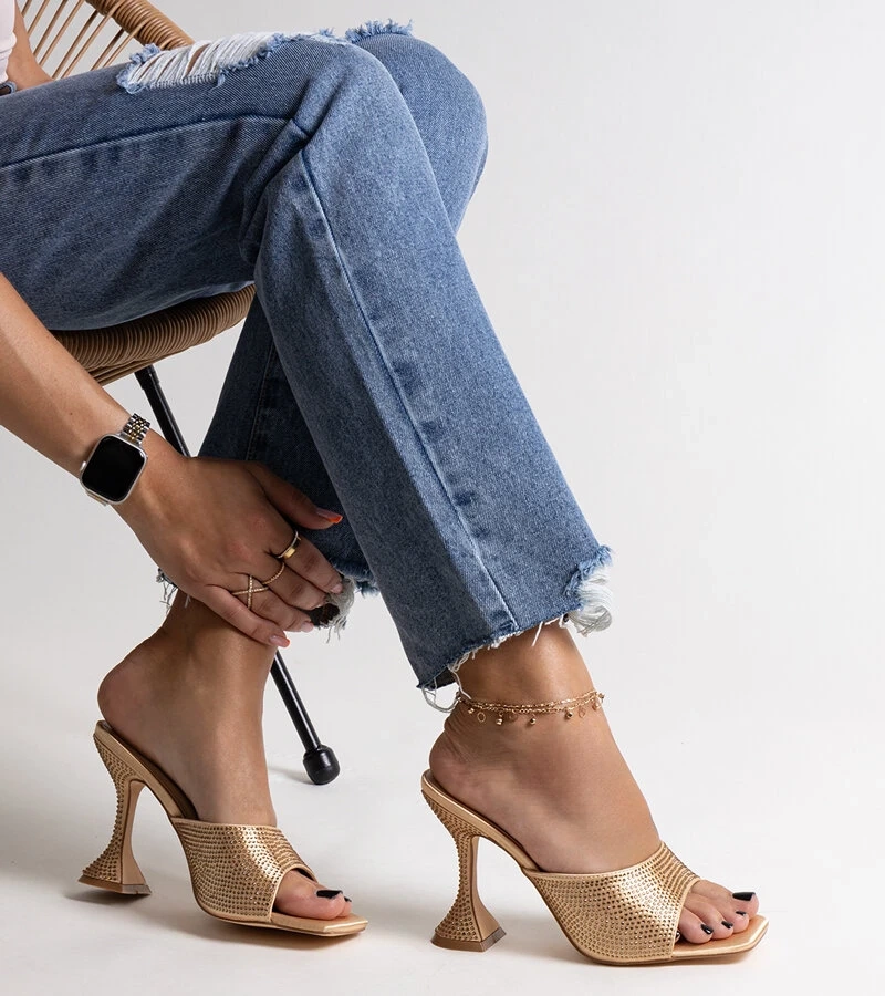 Złote klapki na obcasie z cyrkoniami