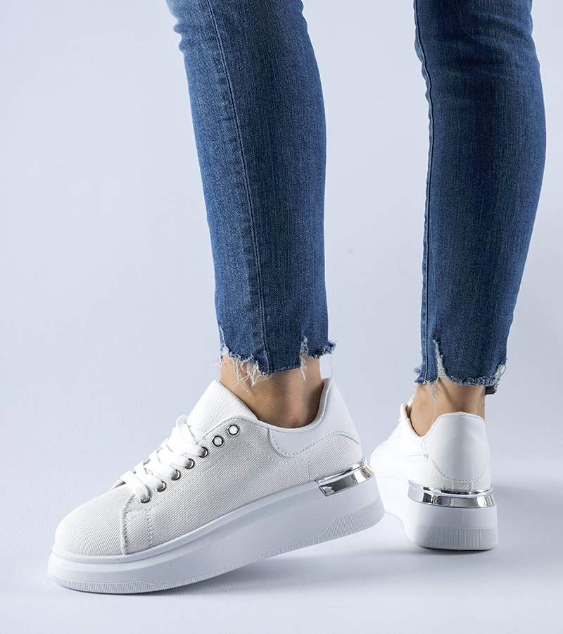 Białe sneakersy na platformie