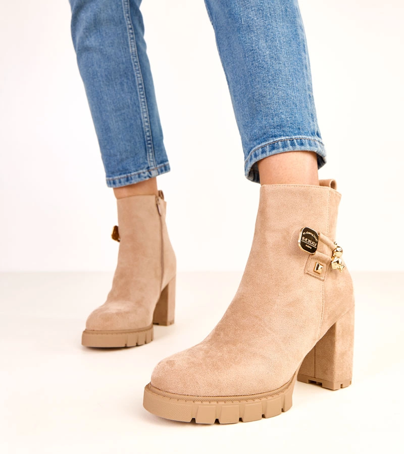 Hers Beżowe botki na słupku zdobione złotym misiem