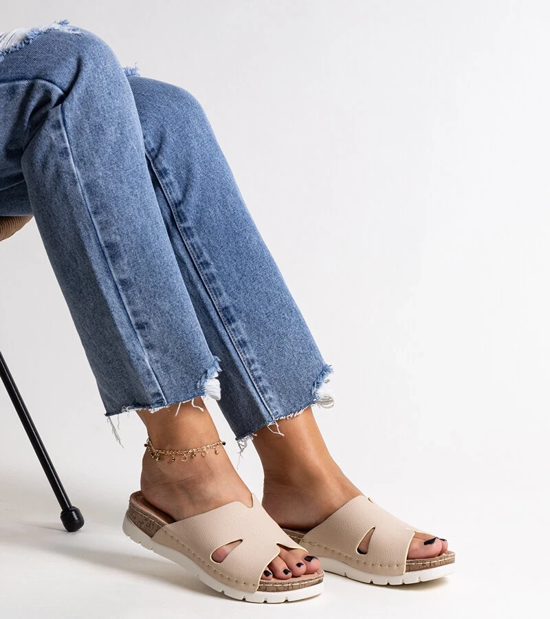 Beżowe klapki ze skórzaną wkładką