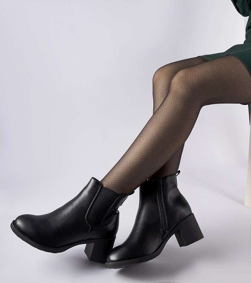 Czarne botki na słupku