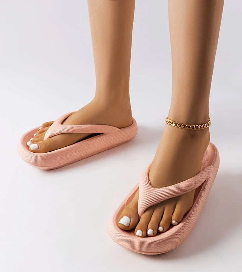 Różowe klapki typu japonki