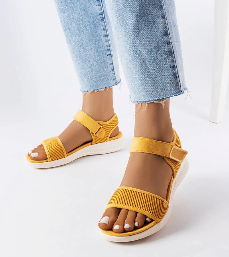 Żółte sandały na niskiej koturnie