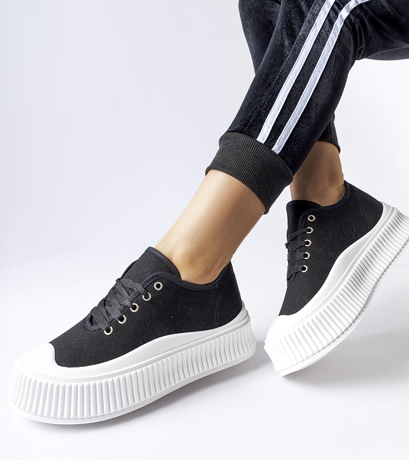 Czarne trampki na grubej białej platformie