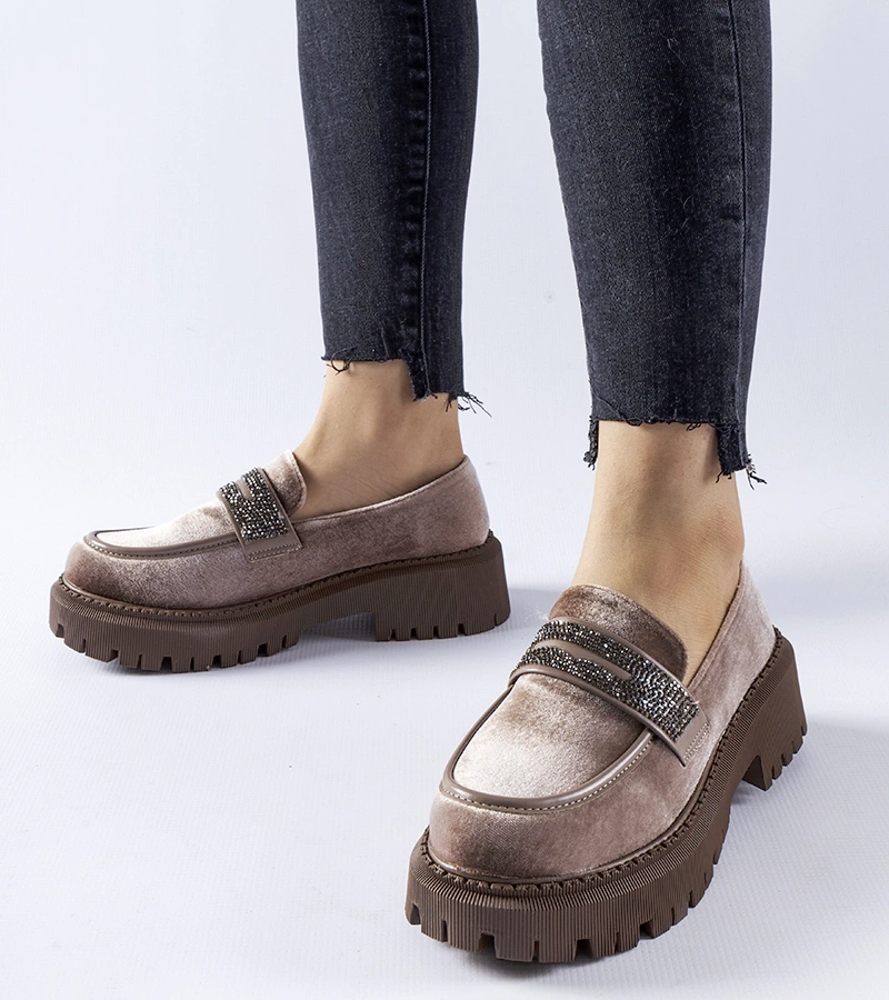 Brązowe mokasyny zdobione cyrkoniami