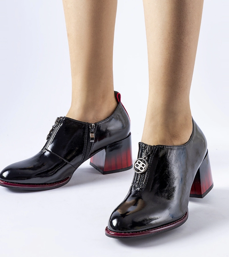 Czarne lakierowane botki z czerwonym akcentem