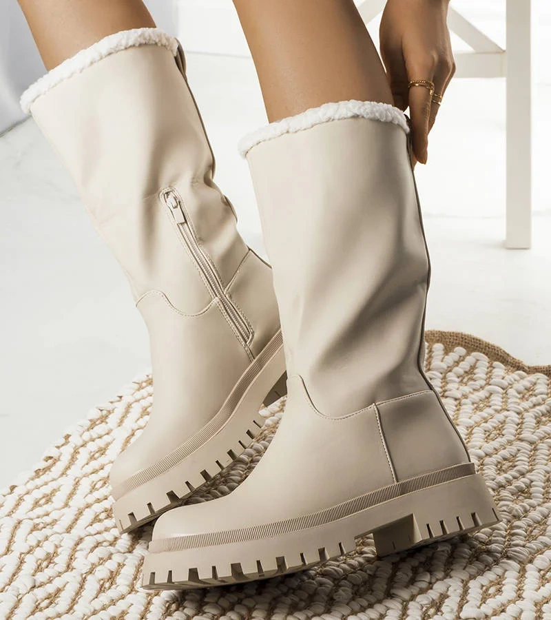 Beżowe kozaki ocieplane kożuszkiem