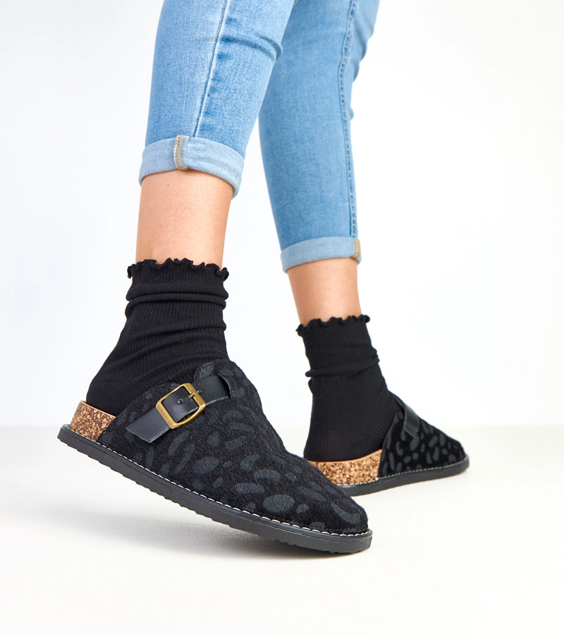 Hers Czarne kapcie damskie na korkowej platformie zdobione panterką