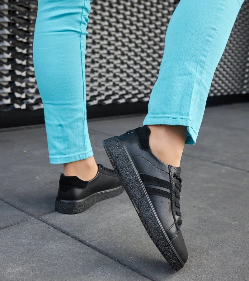 Czarne skórzane wiązane sneakersy