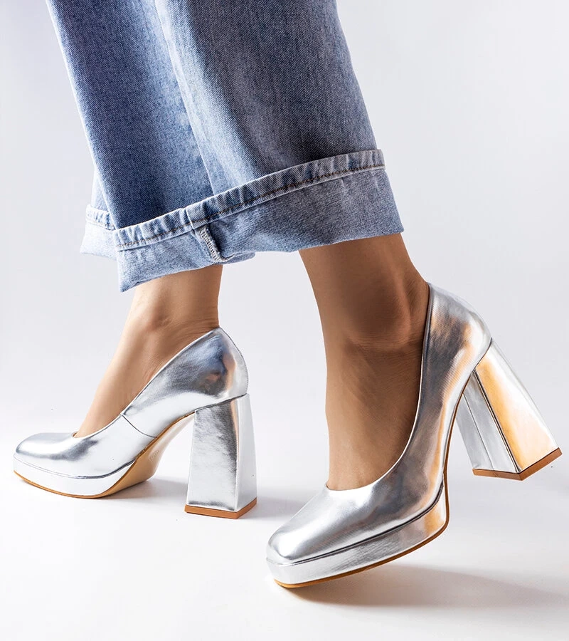 Srebrne czółenka na wysokim słupku