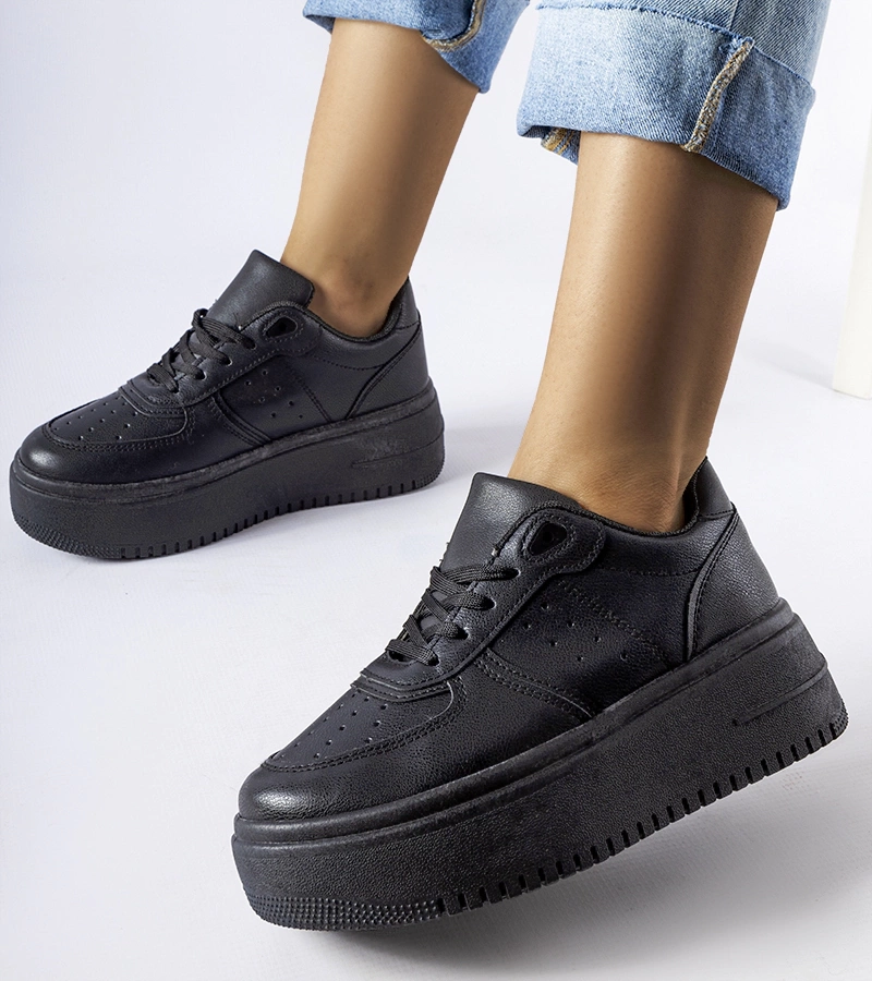 Czarne sneakersy na platformie