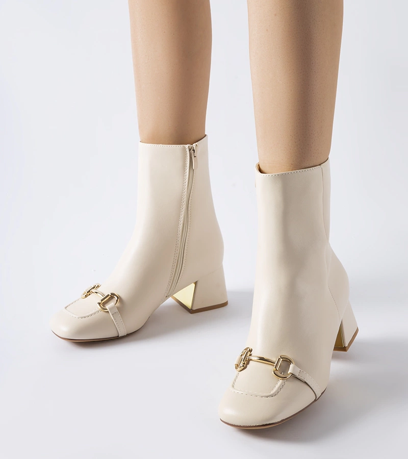 Beżowe botki na słupku