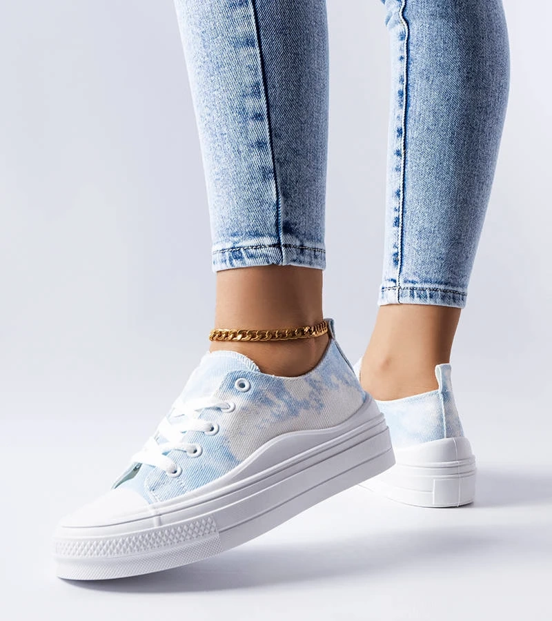 Biało-niebeiskie trampki na wysokiej podeszwie